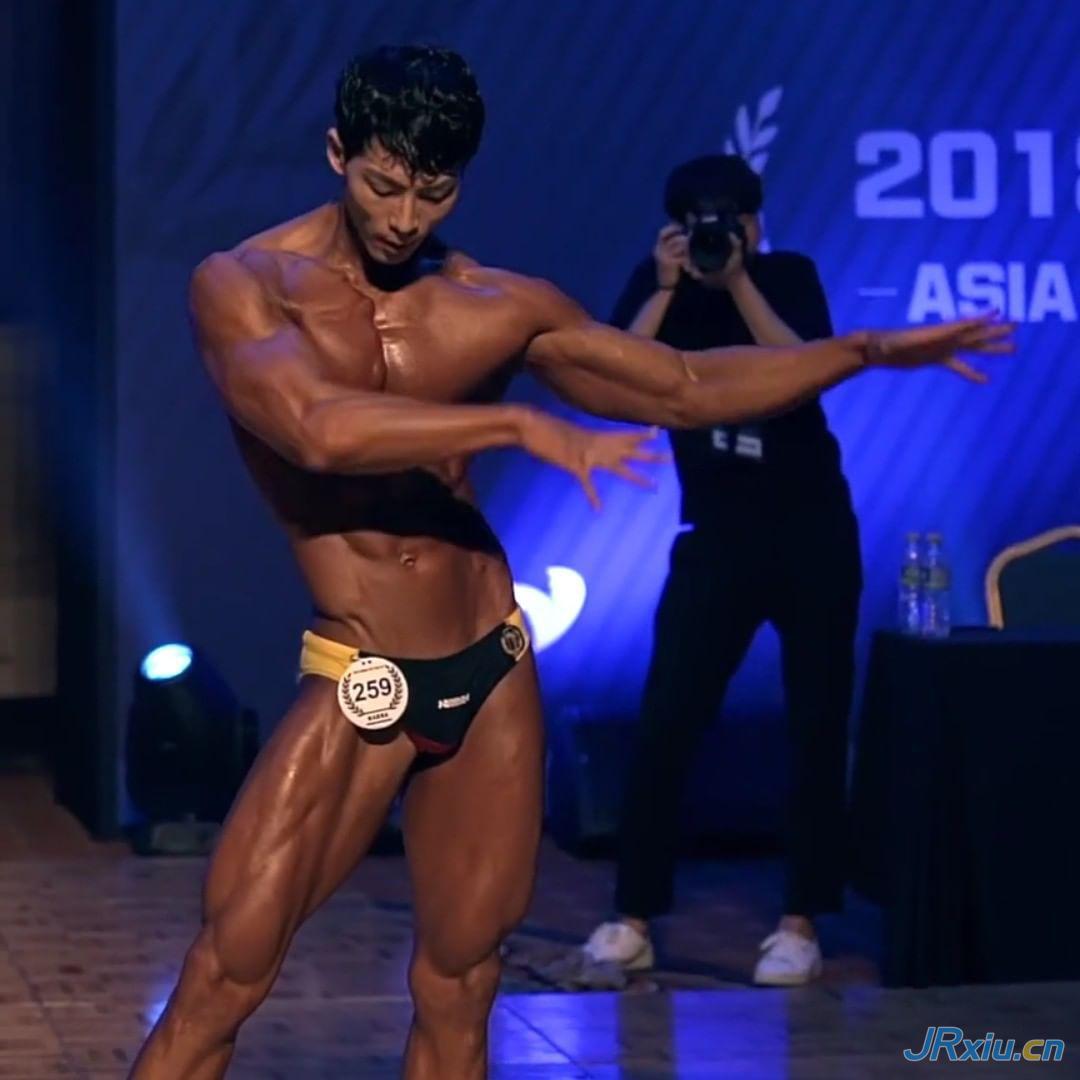 韩国健美运动员金广浩比赛秀肌肉