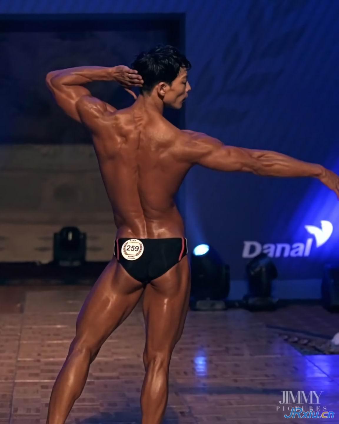 韩国健美运动员金广浩比赛秀肌肉